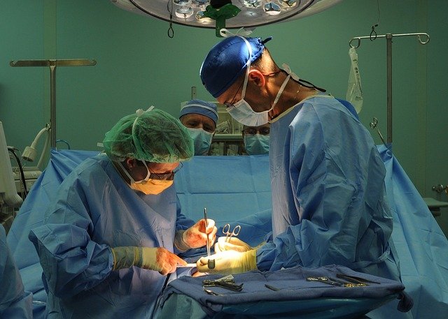 chirurgové při operaci