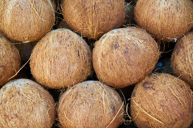 hodně kokosů na sobě